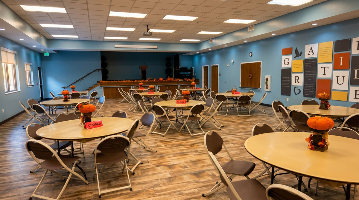 Refeições quentes sendo servidas no refeitório da Food & Care Coalition